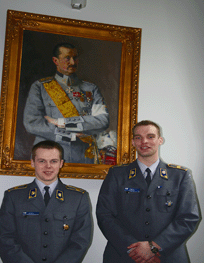 Kadetit tuntevat historiansa. Suurmiesten katseen alla koulutetaan kohteliaita sodan ammattilaisia. Vasemmalla Erno Hakanen ja vieress&auml; Arttu Kamila. Kuva: Elina Katajam&auml;ki.